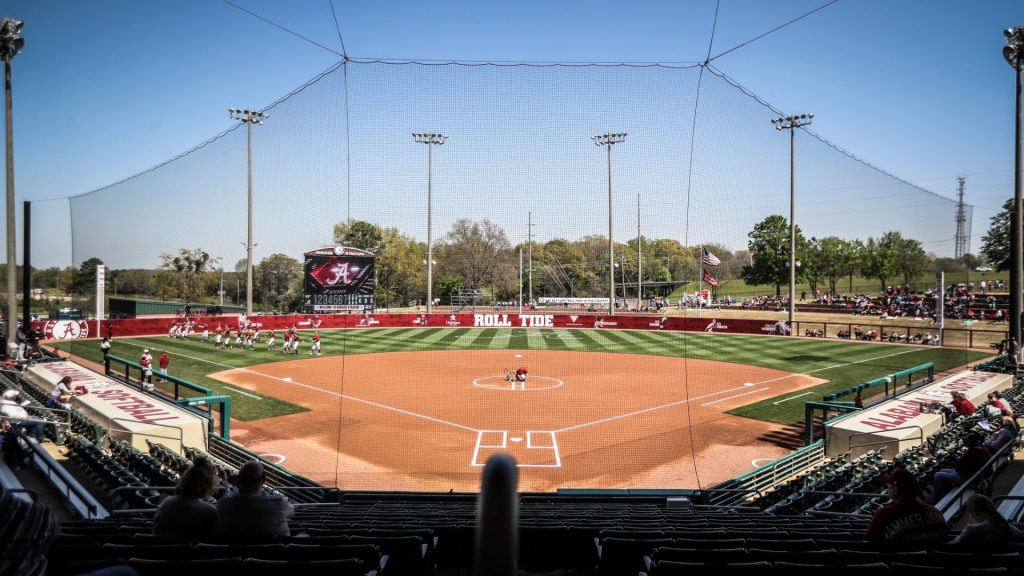 O softball forçou a prorrogação, mas perdeu para Virginia Tech por 8–3.