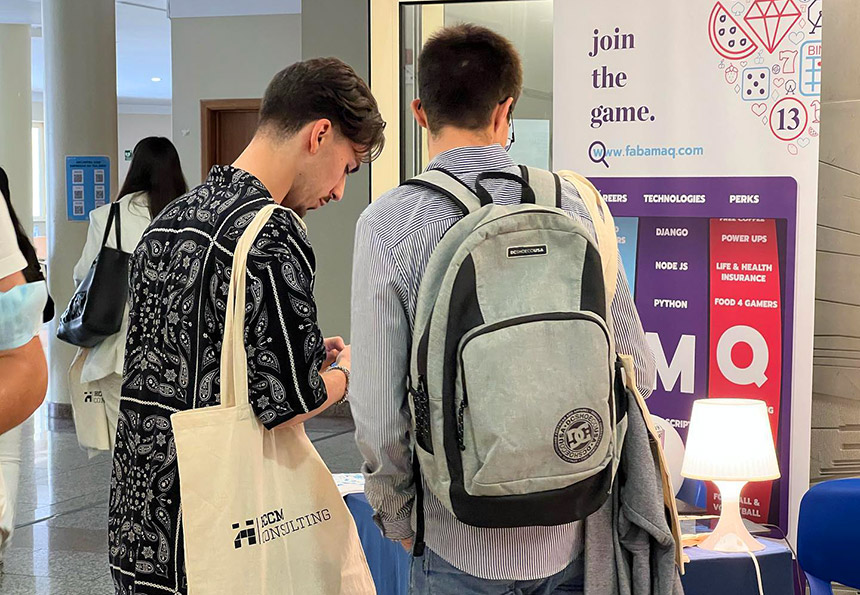 Mais de 30 empresas oferecem oportunidades de emprego e estágio