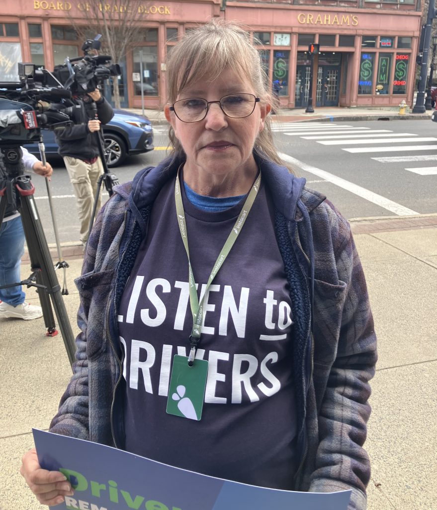 Motoristas celebram a liberdade na luta nacional contra aplicativos de compartilhamento de viagens e entrega