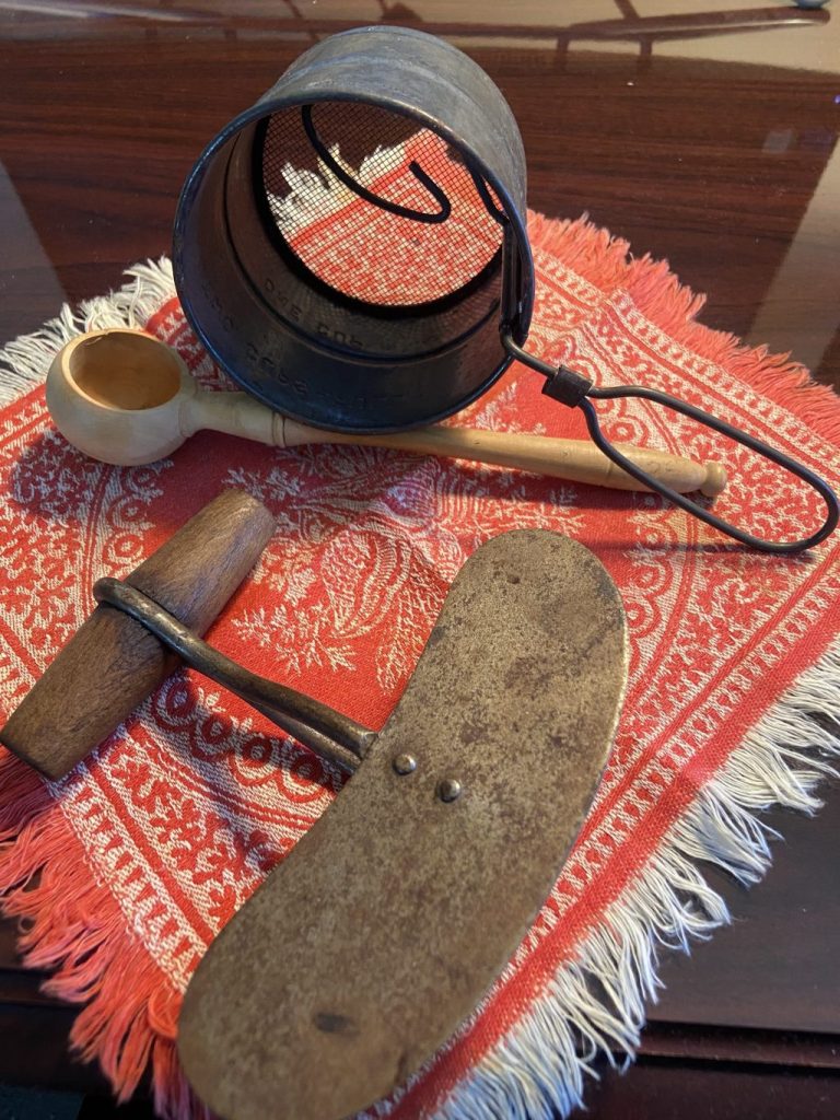 A Brownhelm Historical Society exibe adereços antigos na conferência