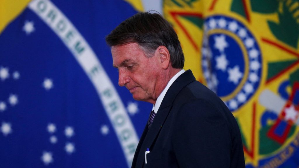 Sob investigação por suspeita de fraude em certificado de vacinação.Bolsonaro é nomeado réu