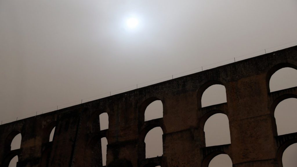 A poeira afeta a qualidade do ar em todo o país.A situação pode piorar ainda neste domingo