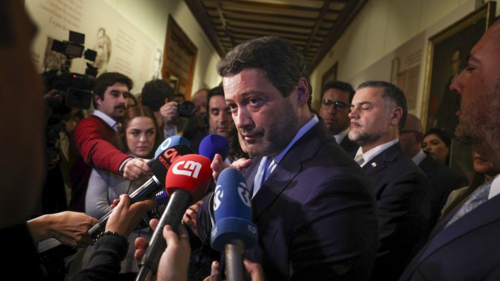 Ventura pretende reunir-se com dirigentes do PSD para procurar entendimento.