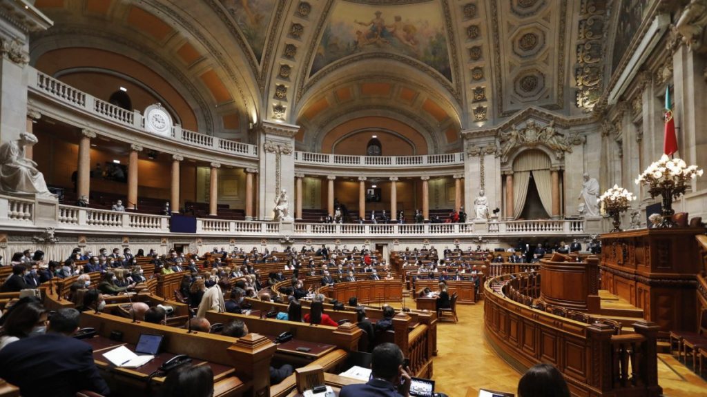 Confira todos os nomes em cima da mesa na Assembleia da República