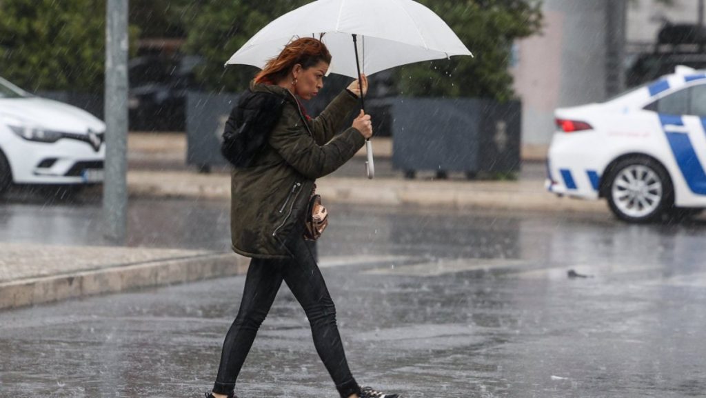 Quase 600 acidentes ocorreram em todo o país devido ao mau tempo.