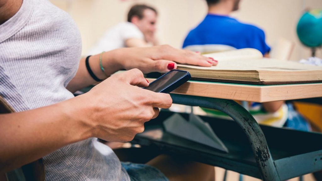 Fotos de nus geradas por IA causam caos na escola, levando a prisões
