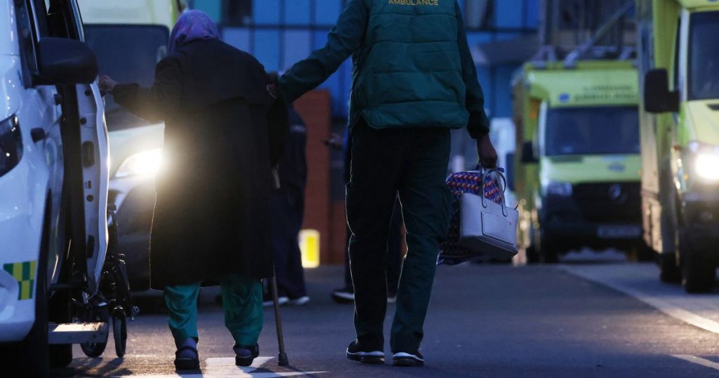 No ano passado, mais de 10.000 pacientes idosos esperaram mais de 24 horas no pronto-socorro para serem internados nos hospitais da Grande Manchester