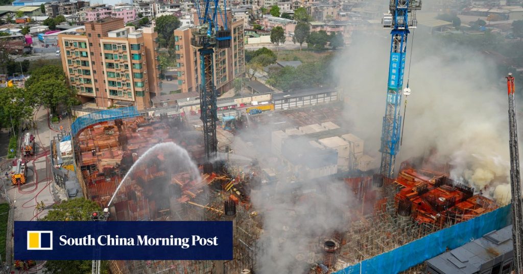 Bombeiros entram em canteiro de obras em Hong Kong e combatem incêndio 24 horas por dia