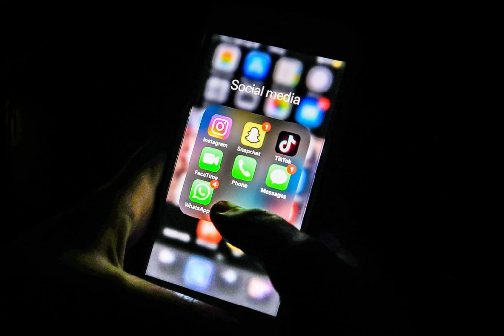 Qual é a nova lei que visa tornar o uso de dispositivos inteligentes mais seguro?