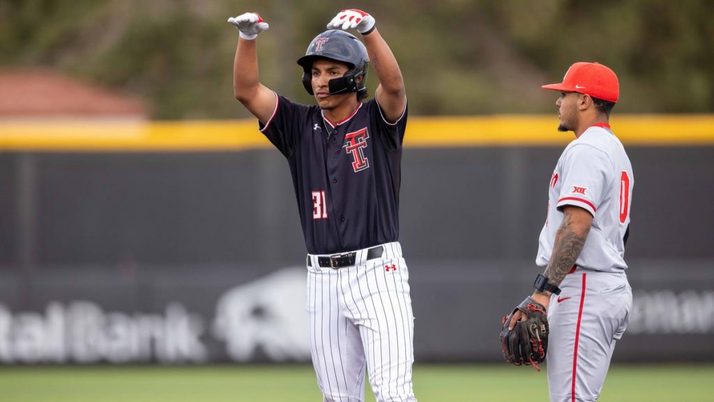 Os jogadores de beisebol da Texas Tech, Damian Bravo e TJ Pompey, fazem grandes jogadas para selar a vitória na série sobre Houston