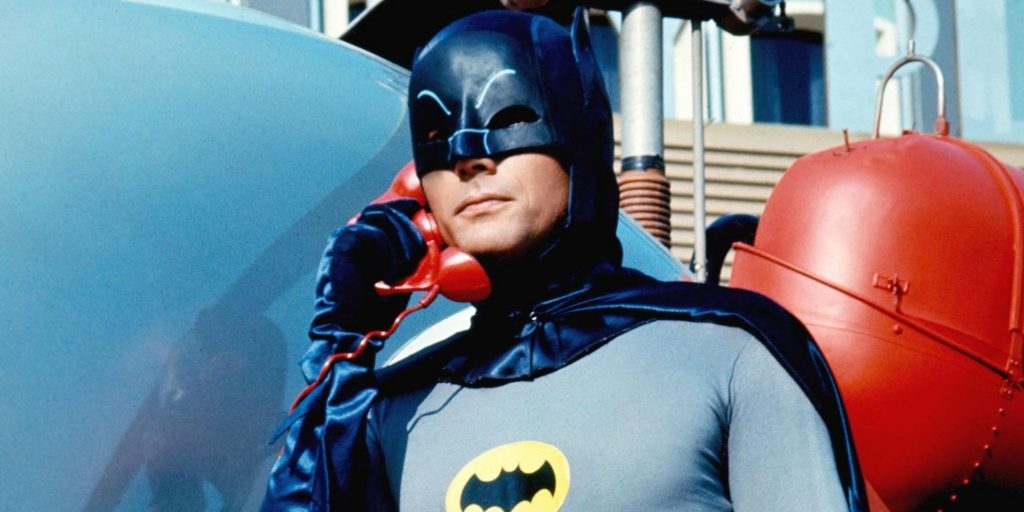 Batman lança o que deveria ser o gadget mais idiota de todos os tempos… mas o torna incrível