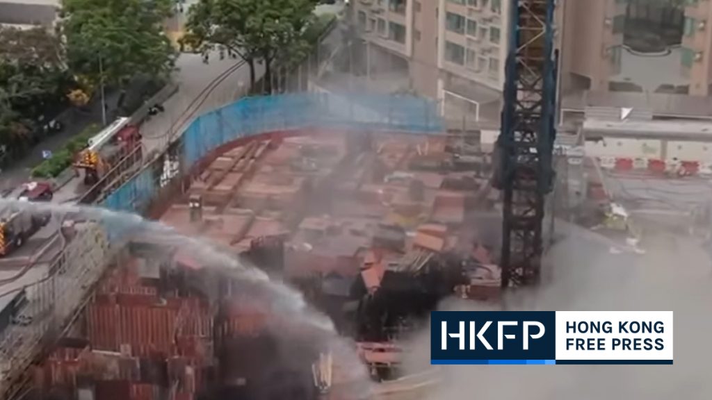 Bombeiros de Hong Kong combatem incêndio em canteiro de obras por mais de 24 horas