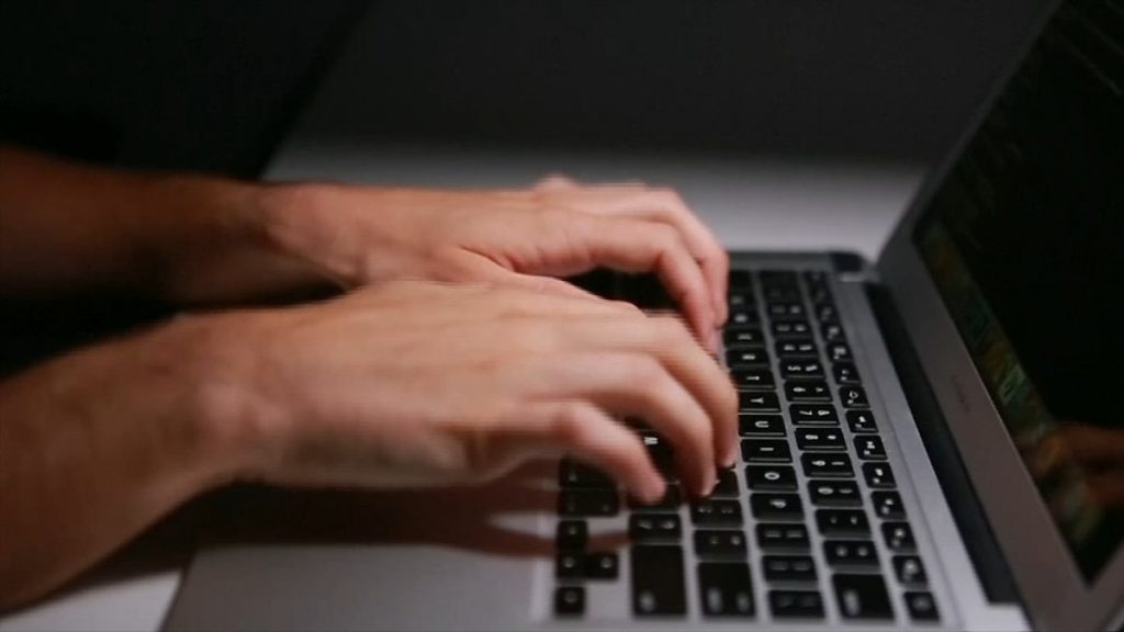 Homem da Flórida supostamente tirou fotos de meninas e usou IA para criar pornografia infantil – NBC 6 South Florida