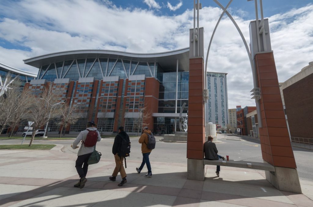 A jornada de trabalho para estudantes internacionais será reduzida de 40 horas semanais para 24 horas semanais.