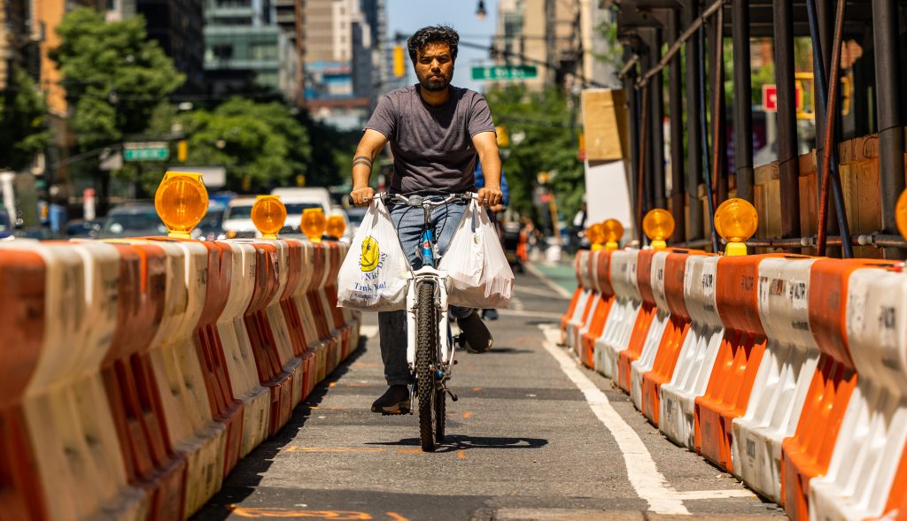 Opinião: Licenças para bicicletas elétricas prejudicam trabalhadores e isentam empresas de aplicativos de responsabilidade
