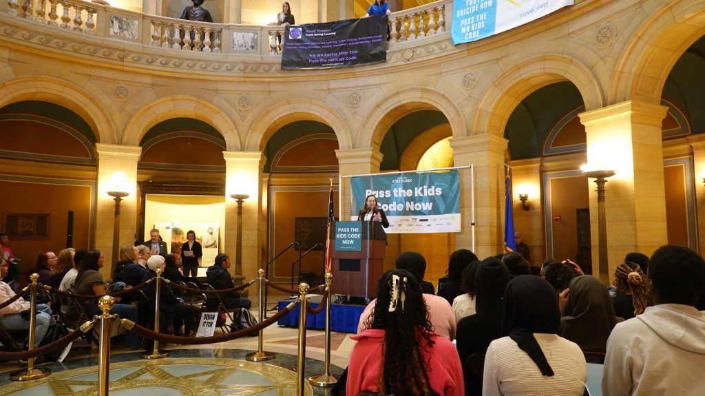 Legisladores de Minnesota debatem regulamentação mais rígida para empresas de tecnologia sobre conteúdo que pode prejudicar crianças