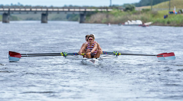 Par de barcos Florida Tech Panthers ganha medalha de ouro na regata do campeonato FIRA