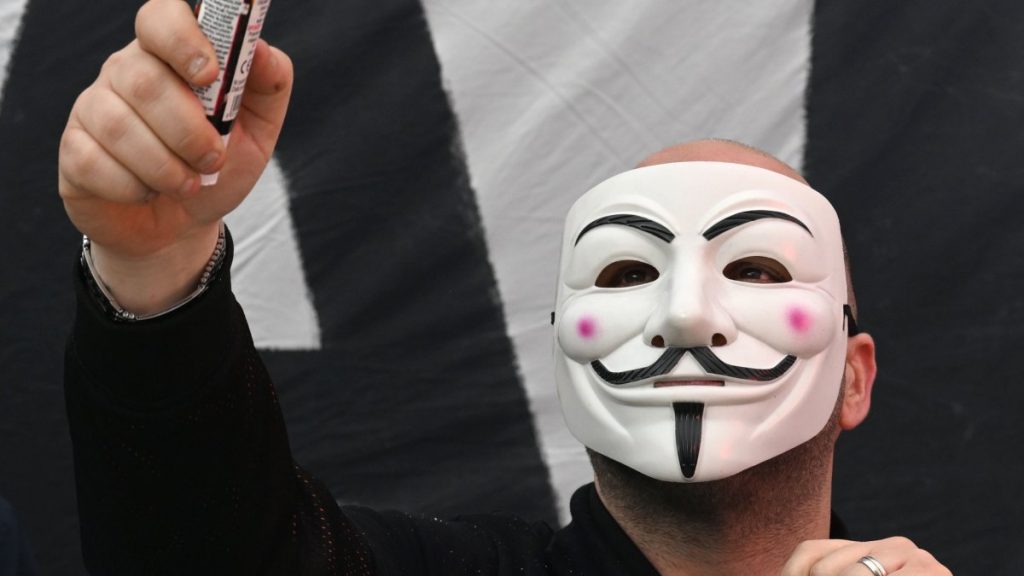 Imagens de manifestações antifascistas e anti-imigrantes no Porto