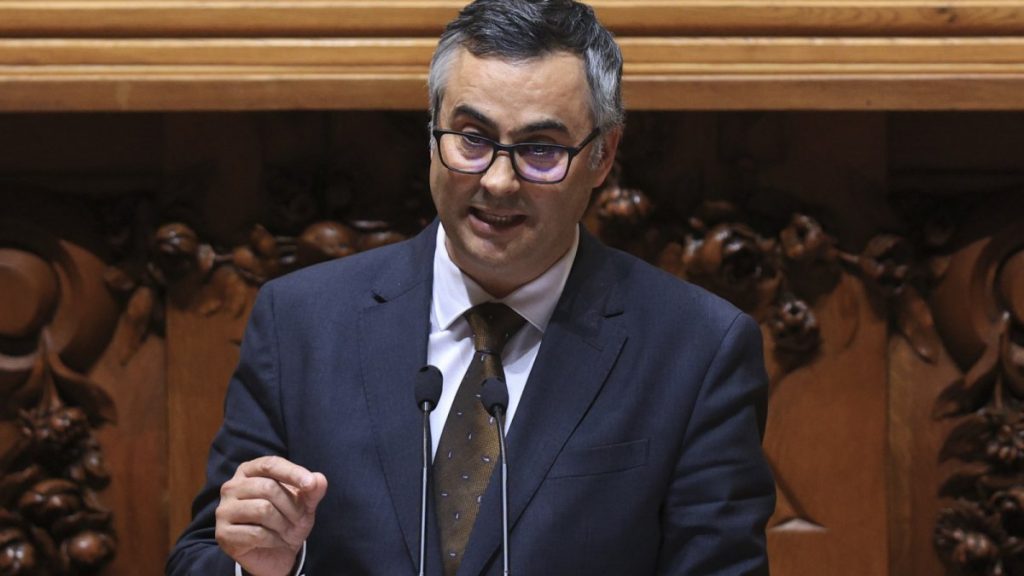 Governo apela aos professores para negociarem reposição do horário letivo na próxima semana