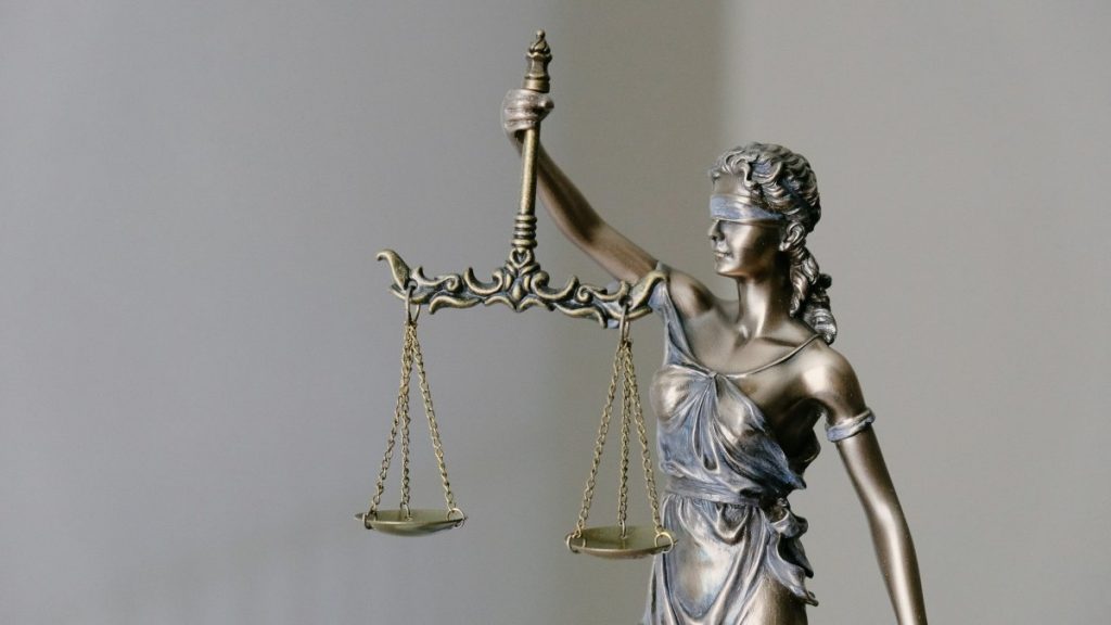 Homem acusado de gerir site de venda de dados ilegais recusa-se a falar no tribunal do Porto