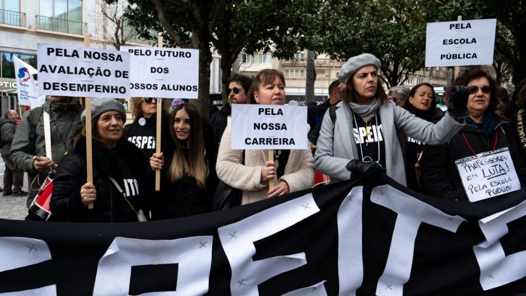 Professores esperam ter seu horário de trabalho restaurado dentro de três anos