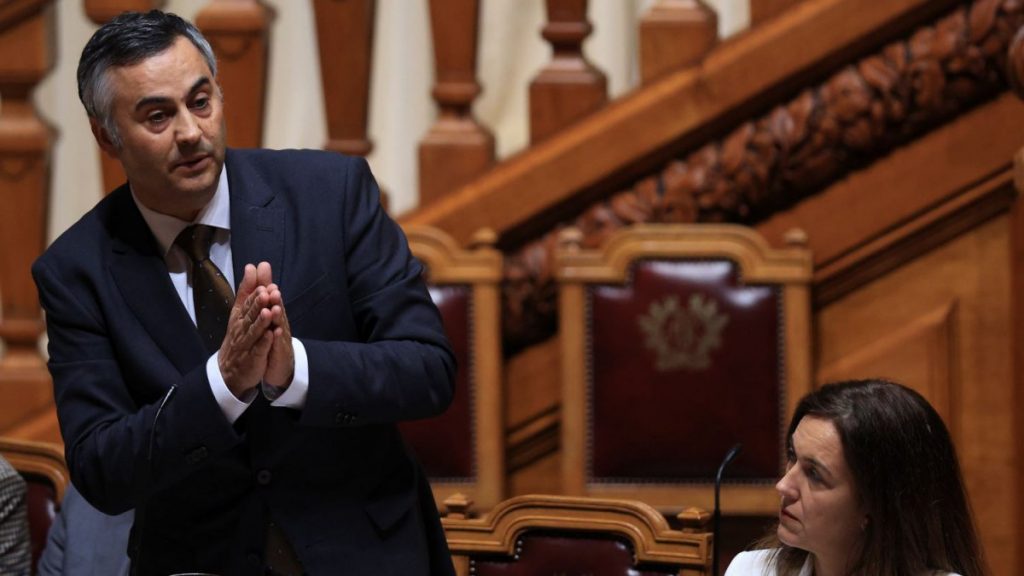 O Ministro da Educação pode devolver 20% aos professores anualmente.