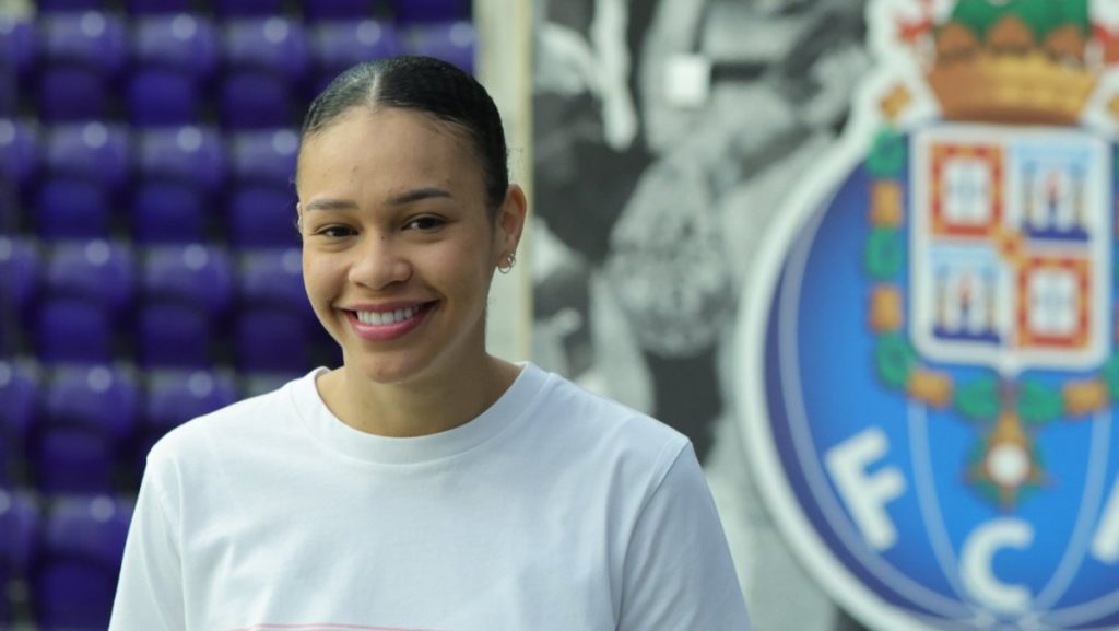 Janaina Vieira renova contrato até 2025