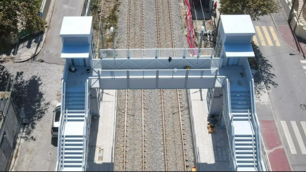 Apesar de ter sido inaugurado há dois meses, o elevador da passagem superior da Aguda já se encontra avariado.