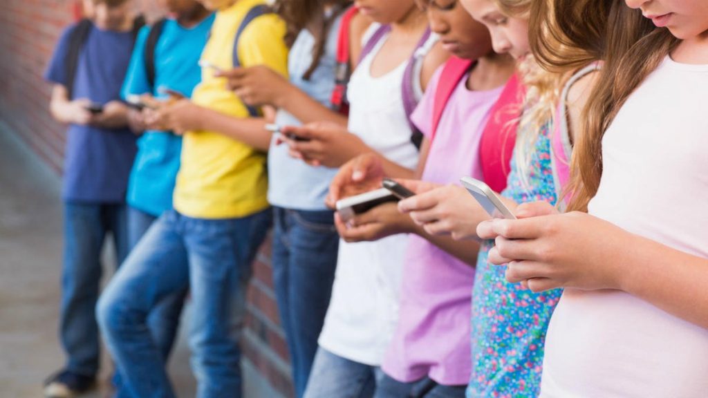 Especialistas dizem que proibir o uso de telefones celulares nas escolas sem consultar os alunos não é a resposta