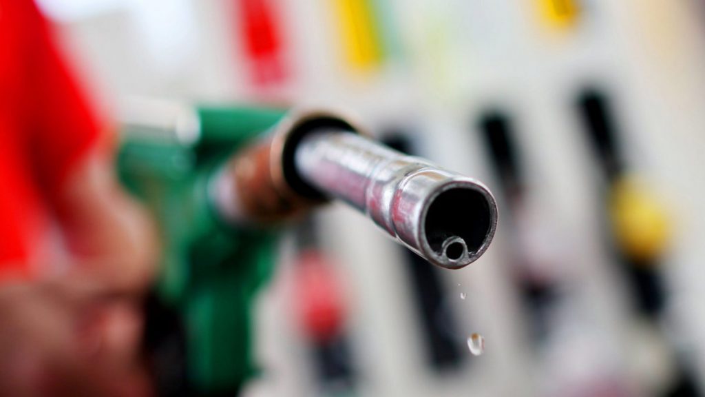 O combustível fica mais barato.Encontre um local para reabastecer barato na área metropolitana do Porto