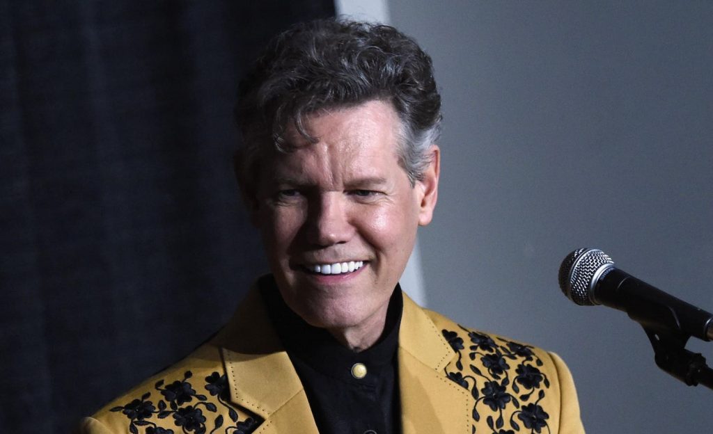 Após acidente vascular cerebral, Randy Travis canta nova música por meio de IA