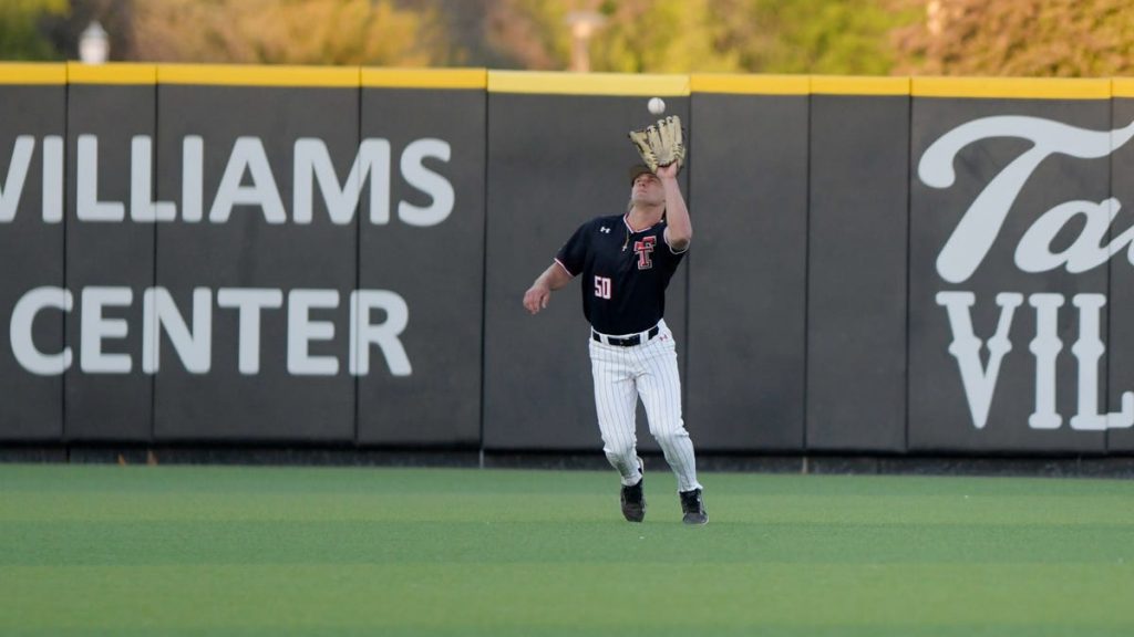 O beisebol da Texas Tech termina a temporada regular com jogos divididos nas sextas-feiras