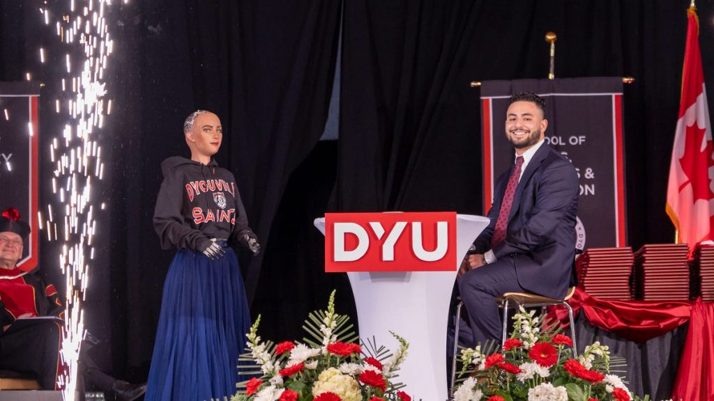 Um robô de IA chamado Sophia faz um discurso na cerimônia de formatura da Universidade de D'Youville.