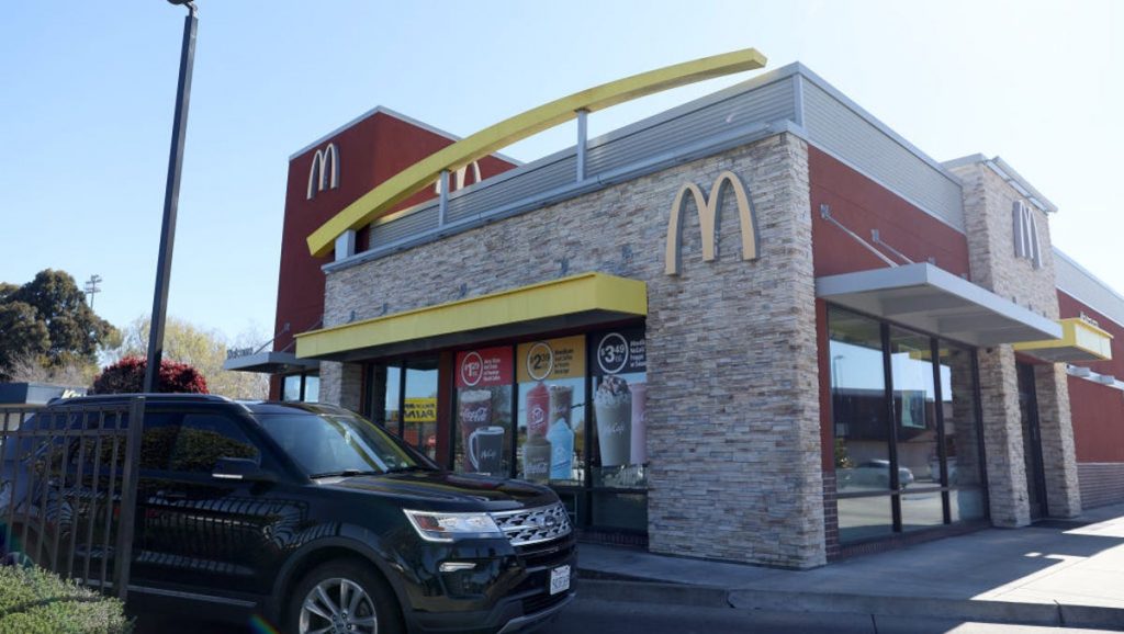 Adolescente diz que foi multado em US$ 580 por usar aplicativo em drive-thru do McDonald's
