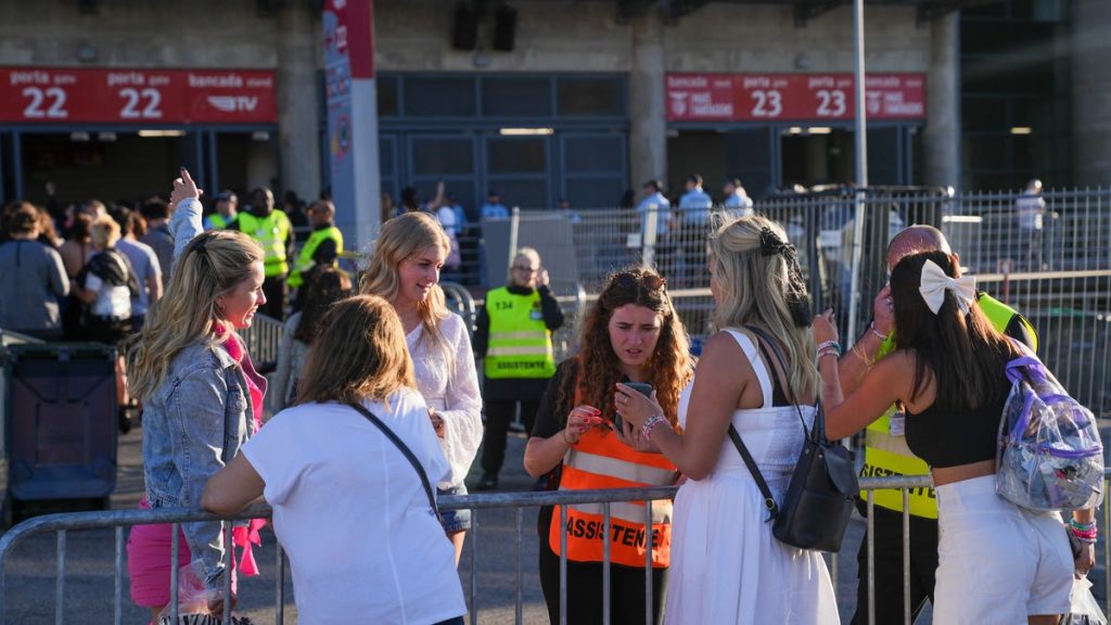 Fãs de Taylor Swift em Portugal acampam 24 horas antes da turnê Hellas
