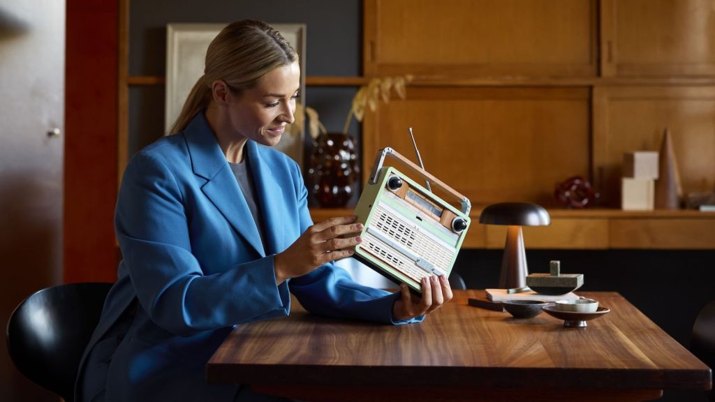 LEGO Retro Radio combina design clássico com funcionalidade moderna.