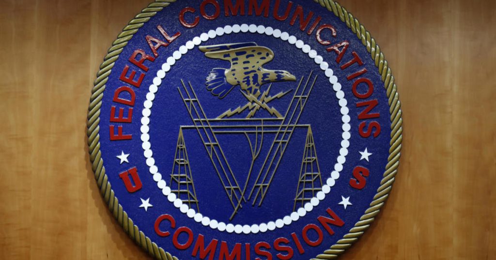 FCC considerará regras para anúncios políticos gerados por IA na TV e no rádio, mas o streaming não pode ser regulamentado