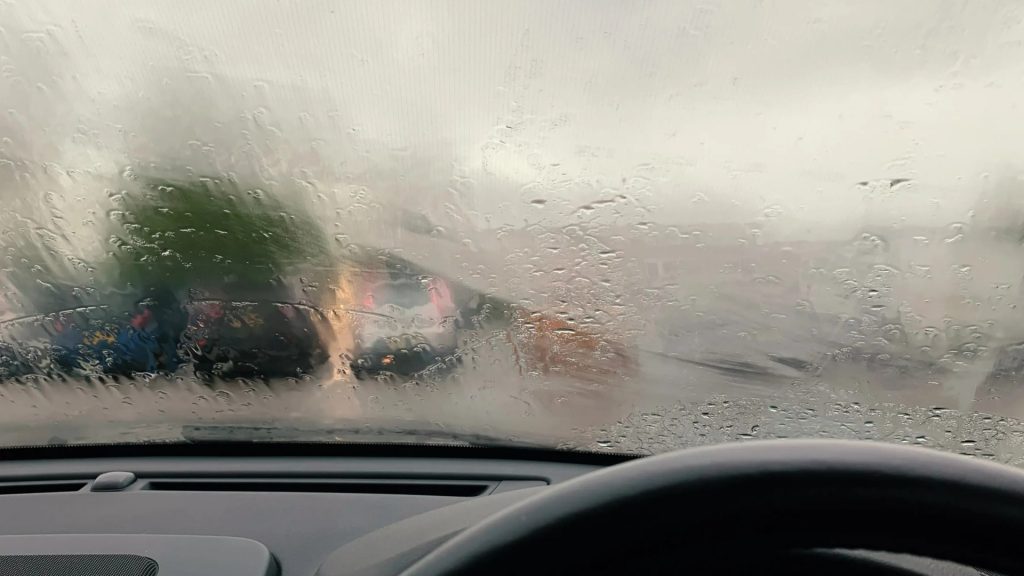 Milhões de motoristas estão ignorando um gadget de £ 5 que desembaça o para-brisa em segundos, é barato e economiza tempo pela manhã.