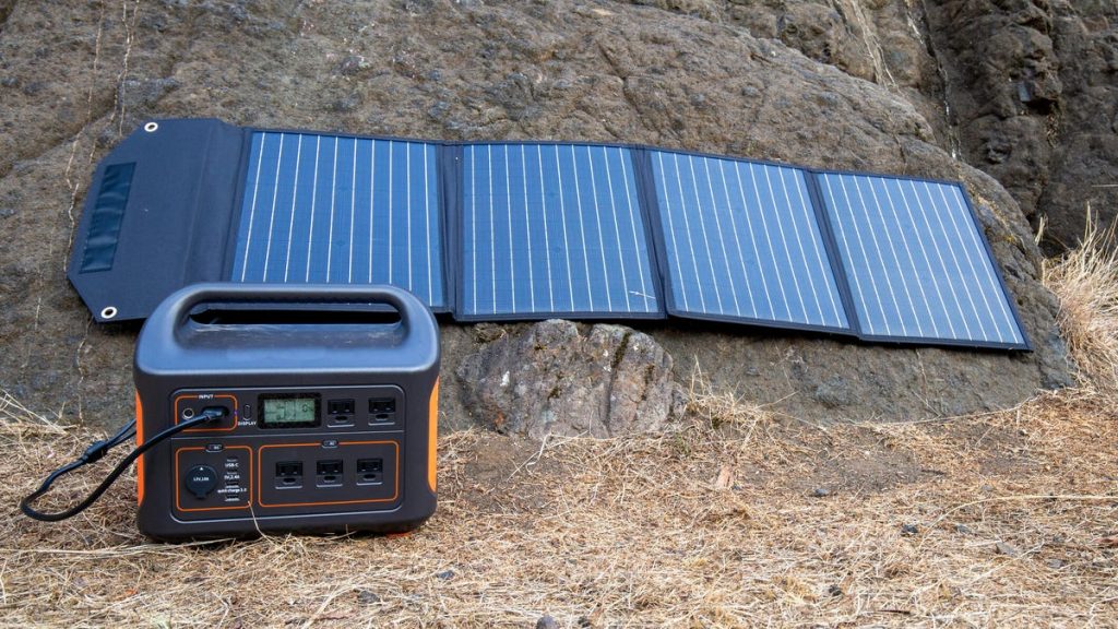 Como manter seus gadgets alimentados por um gerador solar enquanto acampa