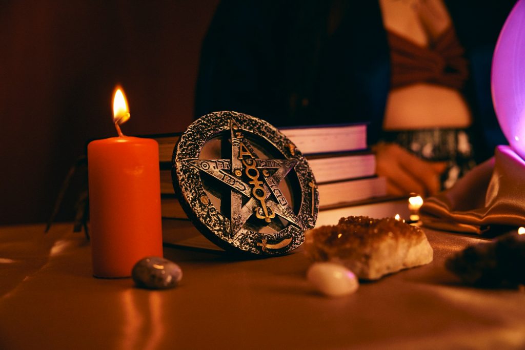 Combinando tecnologia e espiritualidade: a ascensão de aplicativos misteriosos