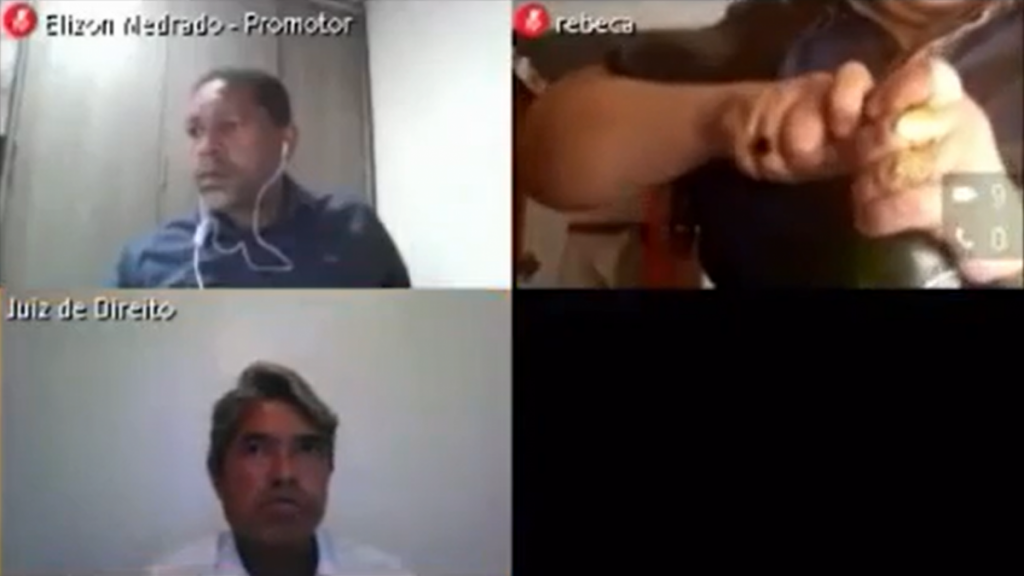 Ela acabou sendo considerada culpada de desacato porque abriu e bebeu uma cerveja durante o julgamento.