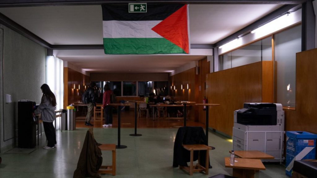'Planejamos passar por cá esta noite. Estamos a resistir' estudantes exigem que a Universidade do Porto corte relações com Israel.