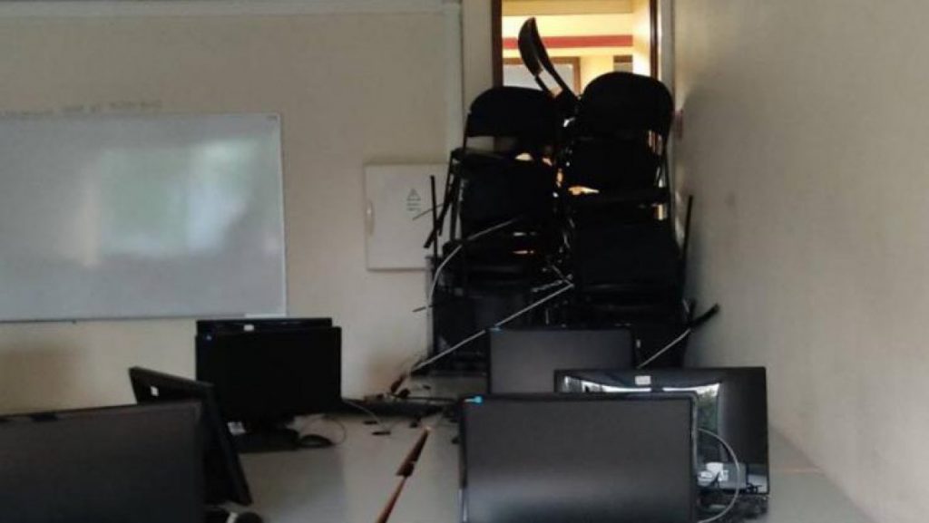 Alunos barricaram-se em cadeiras na Faculdade de Ciências do Porto