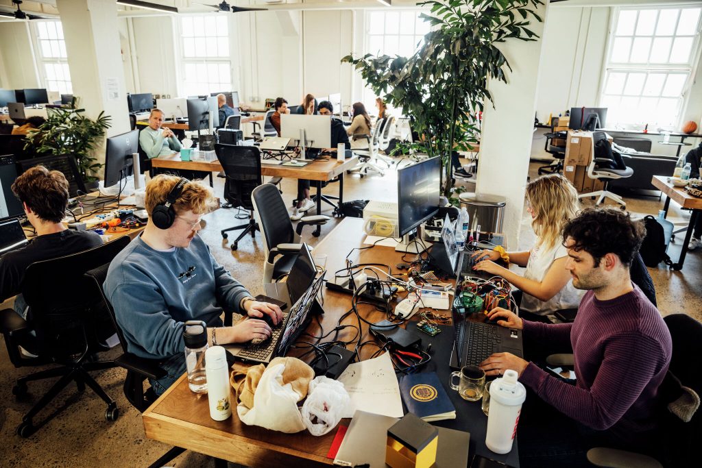 Os engenheiros da Bay Area estão trabalhando para incorporar IA em dispositivos de hardware inteligentes