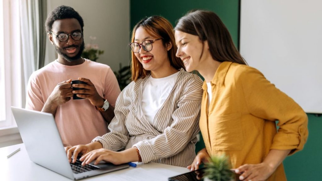 Habilidades de IA podem ajudar as pessoas a conseguir empregos e promoções mais rapidamente, especialmente para a Geração Z, diz novo estudo – NBC Los Angeles