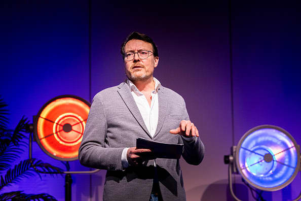 A Europa corre o risco de ficar atrás dos EUA e da China em IA: Príncipe Constantino