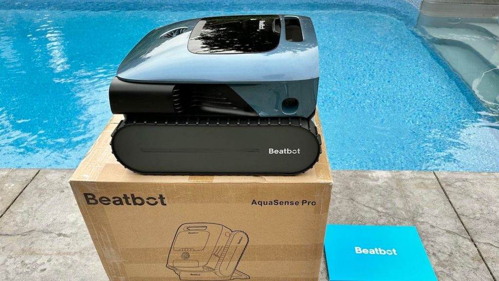 Um sofisticado robô de piscina premium com uma IA mediana.