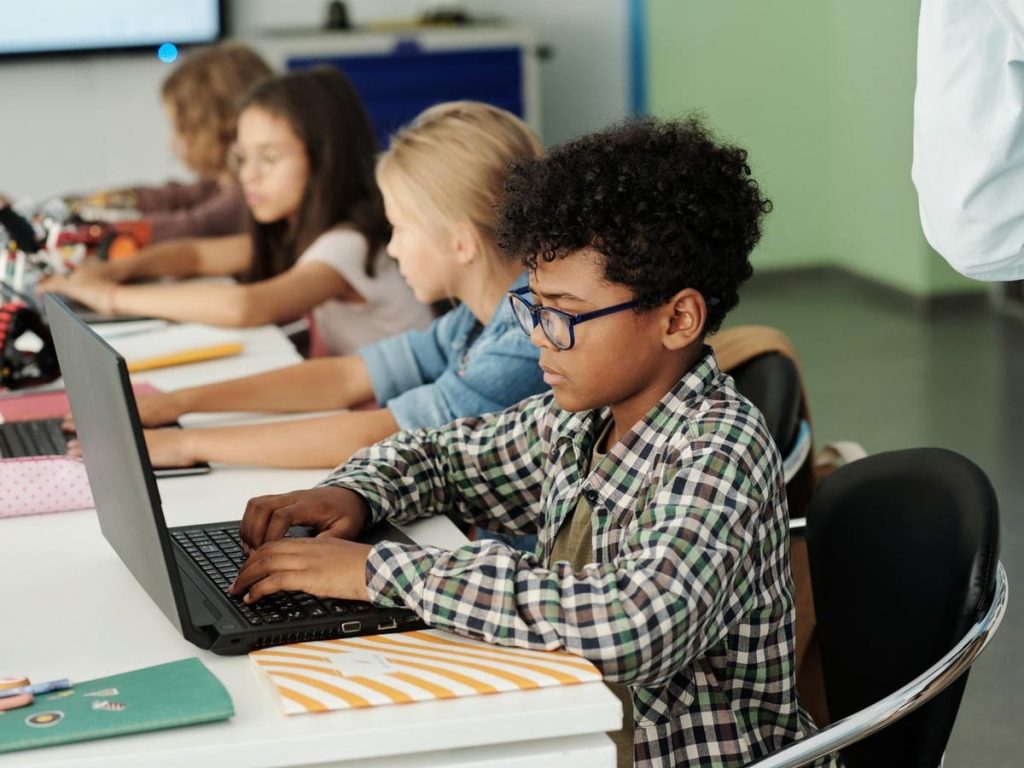 Apenas 5% dos estudantes estudam Ed-Tech, aumentando ainda mais a exclusão digital