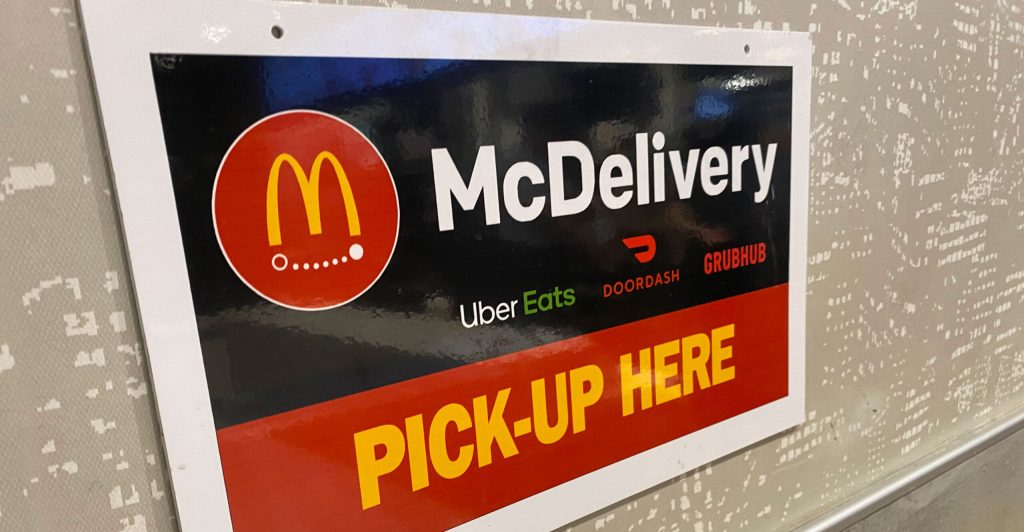 Exclusivo: Imigrantes em ciclomotores não registrados usam aplicativo de entrega de comida em Washington, D.C., violando a política da empresa