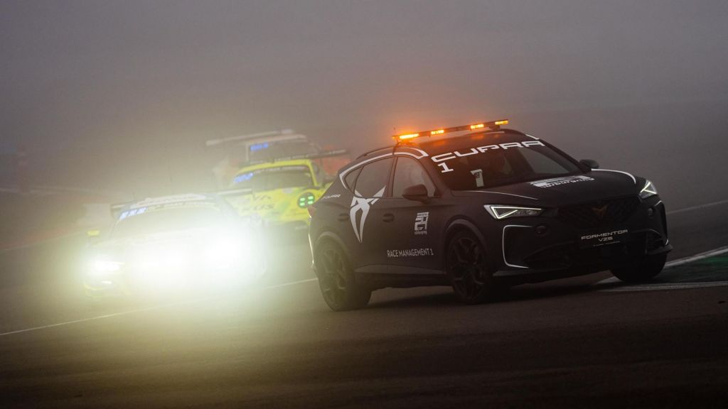 Audi vence a corrida de 24 horas de Nürburgring, que foi encurtada devido ao clima.